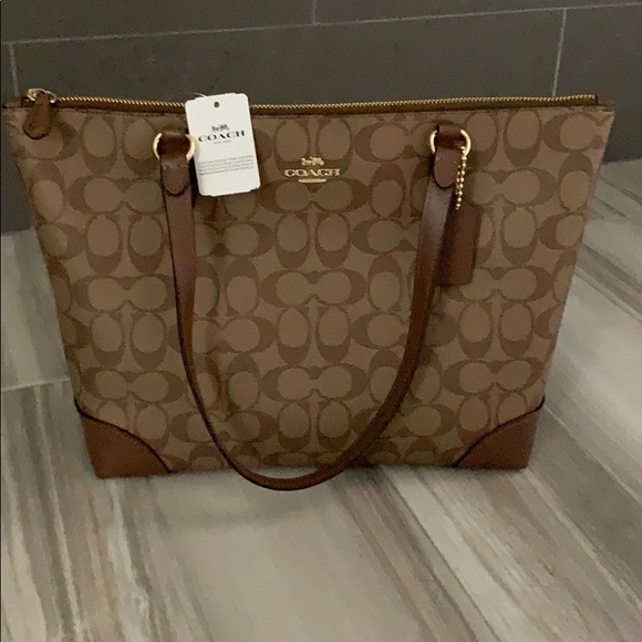 Coach Handbags - 🎄NWT signature coach bag